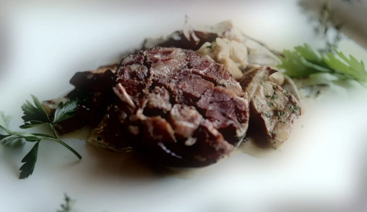 Liongia mit Salzkartoffeln und Mangold angerichtet