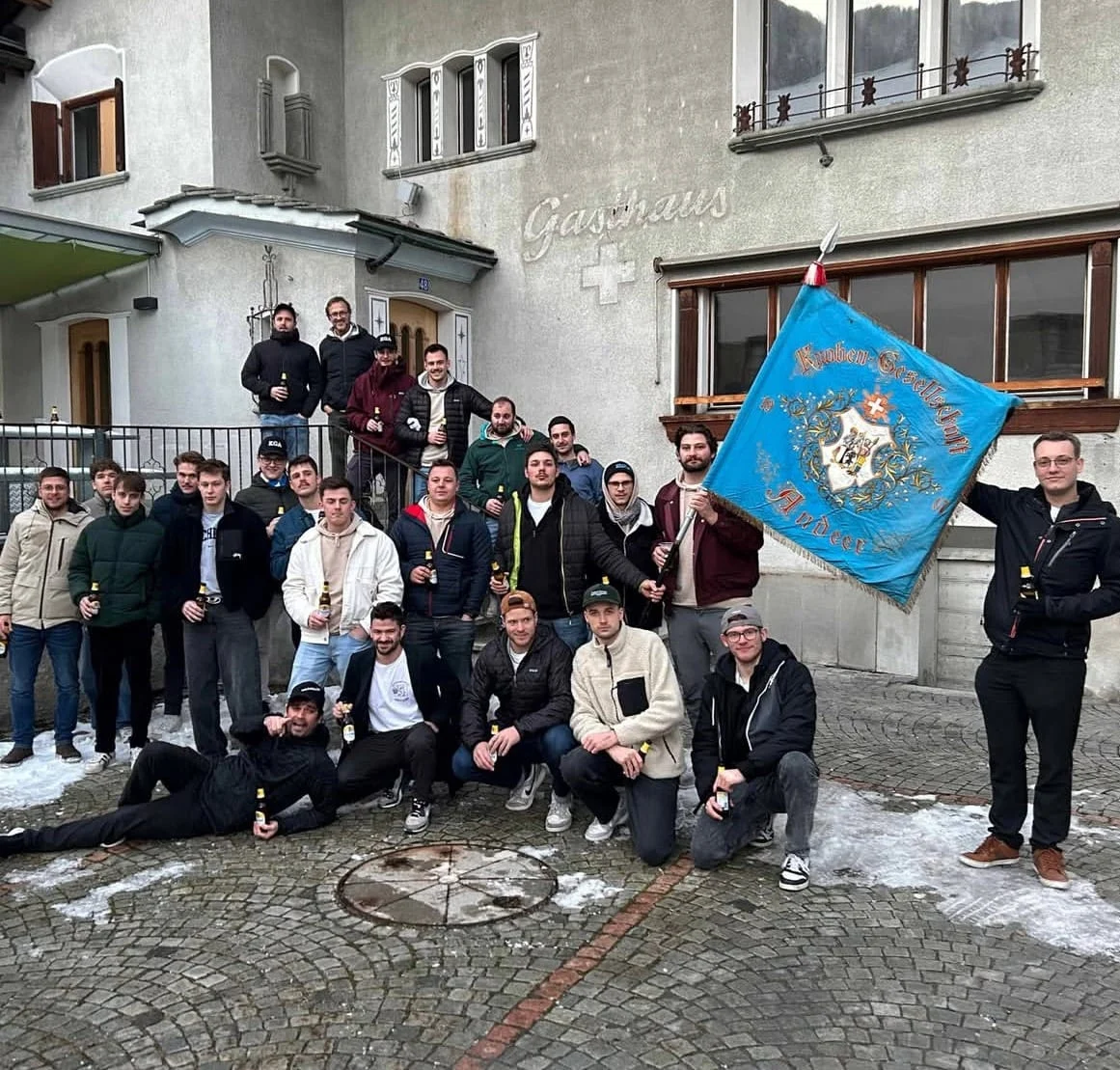 Knabengesellschaft Andeer vor dem Weissen Kreuz