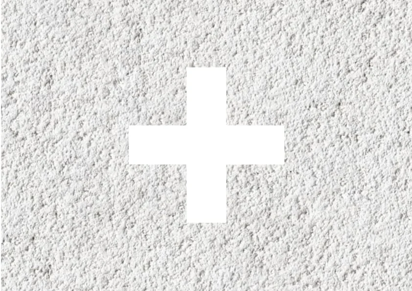 Weisses Kreuz auf rauem, hellem Verputz